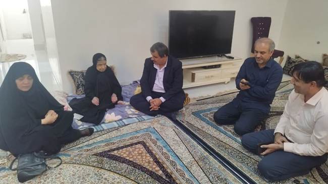 دیدار مدیر کل بنیاد شهید بوشهر با سه خانواده شاهد و ایثارگر در شهرستان دشتی 